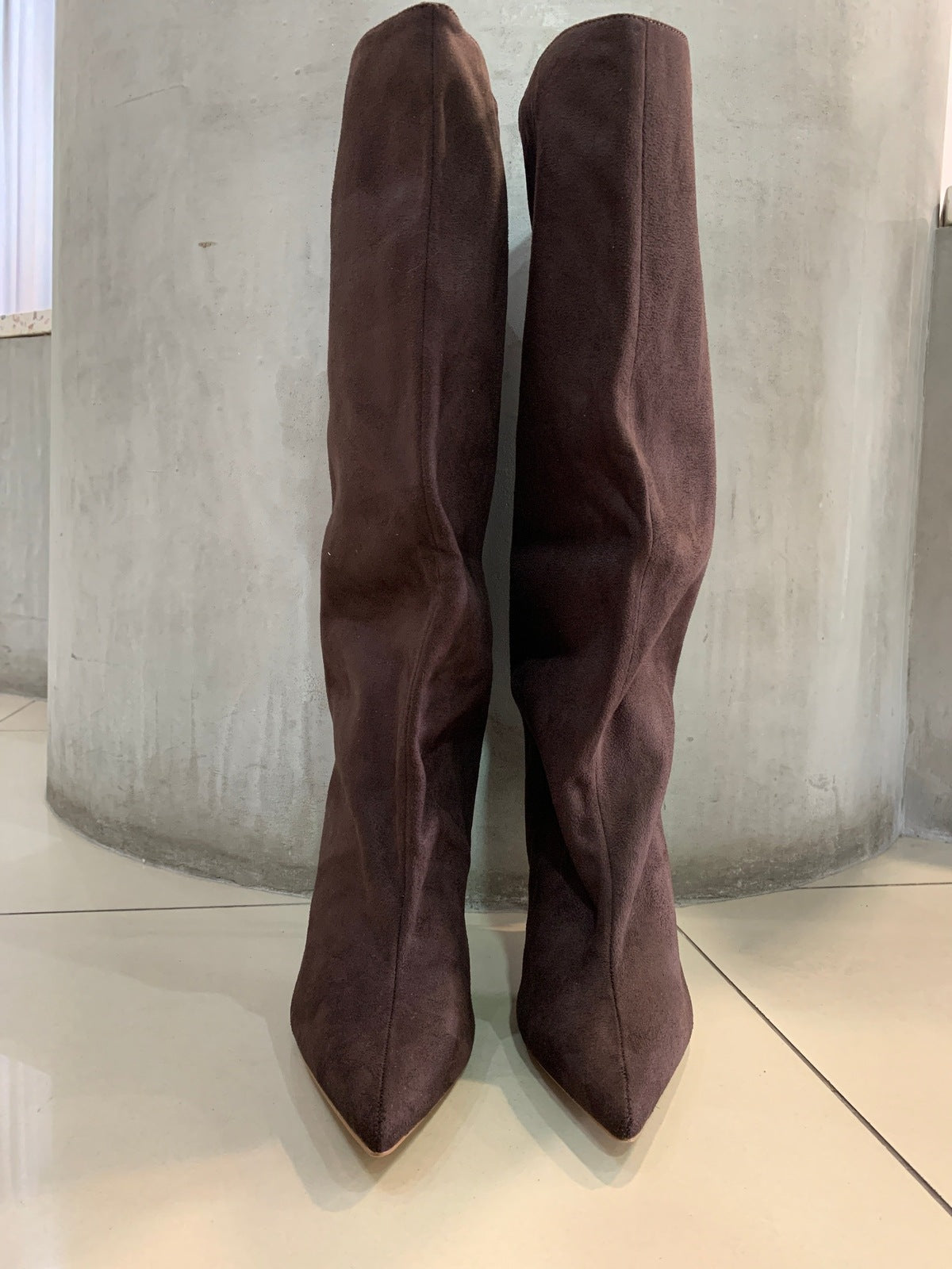 Bota pointy heel gamuza café