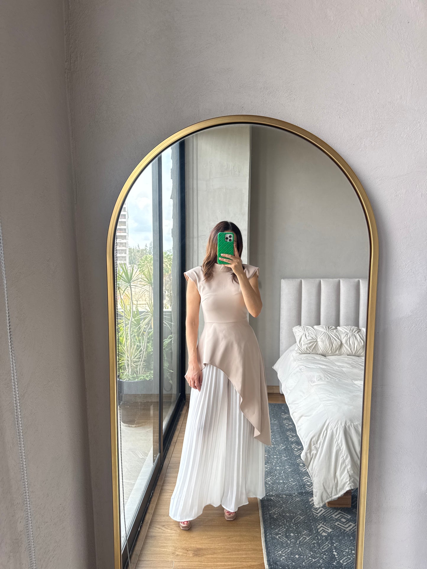 Set blusa larga beige y falda pantalón plisado blanco