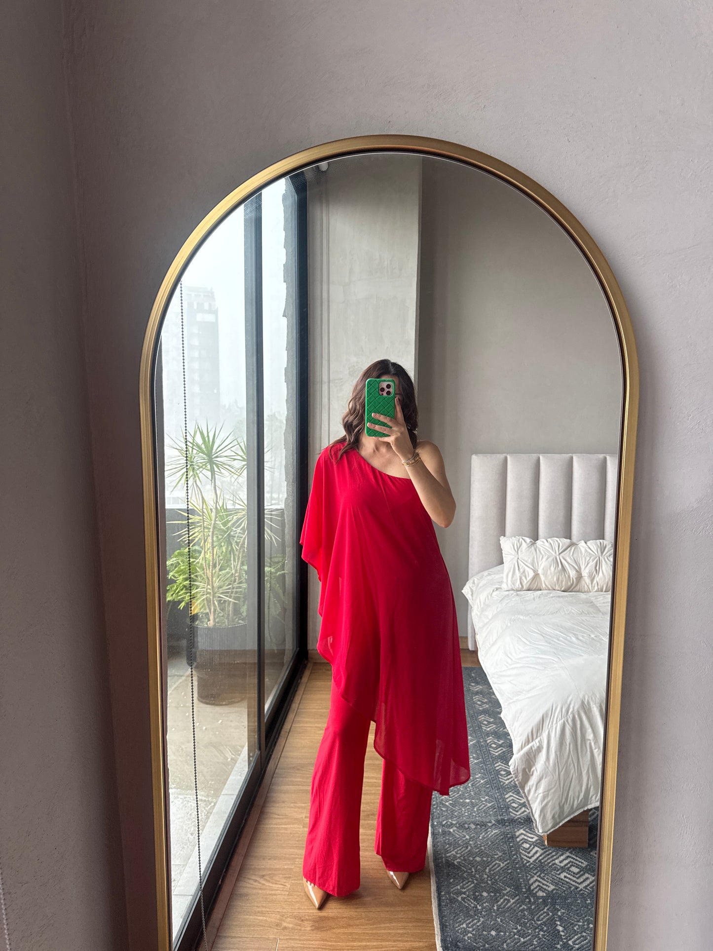 Jumpsuit rojo con capa one shoulder