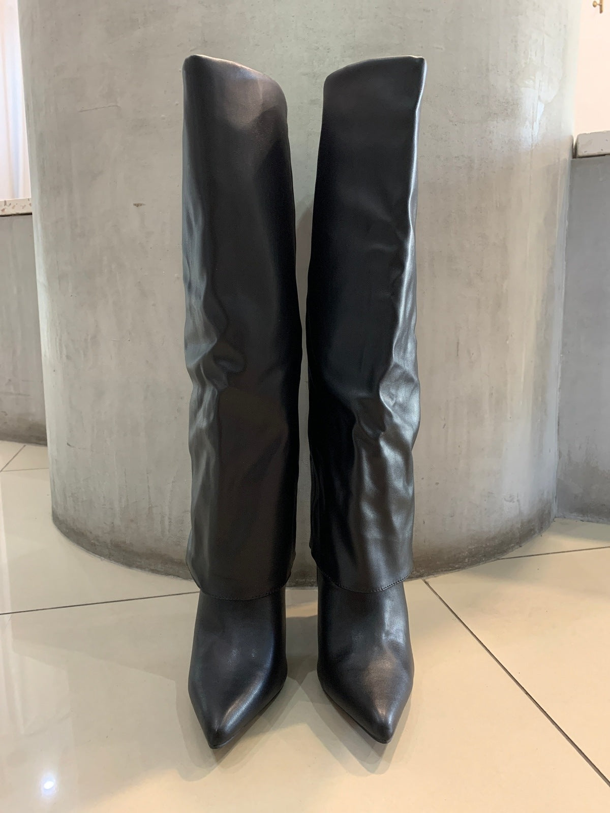 Bota con capucha negra