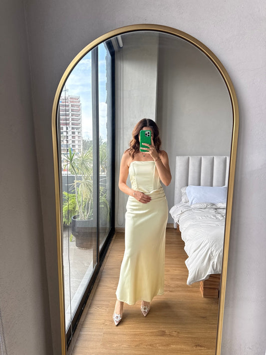 Vestido strapless midi satín amarillo