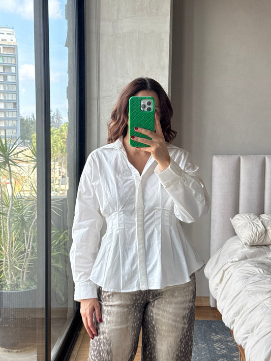 Blusa blanca con pinzas