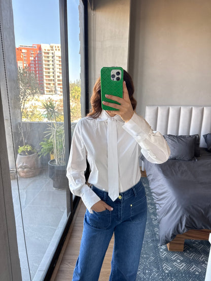Blusa con corbata blanca