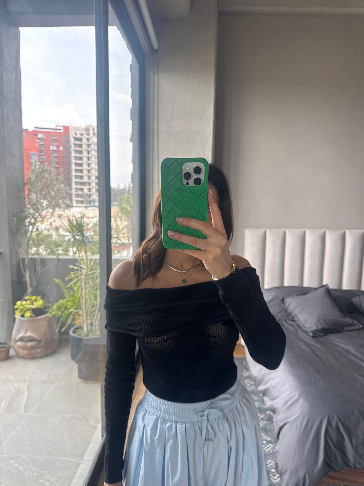 Blusa tejida off shoulder negra