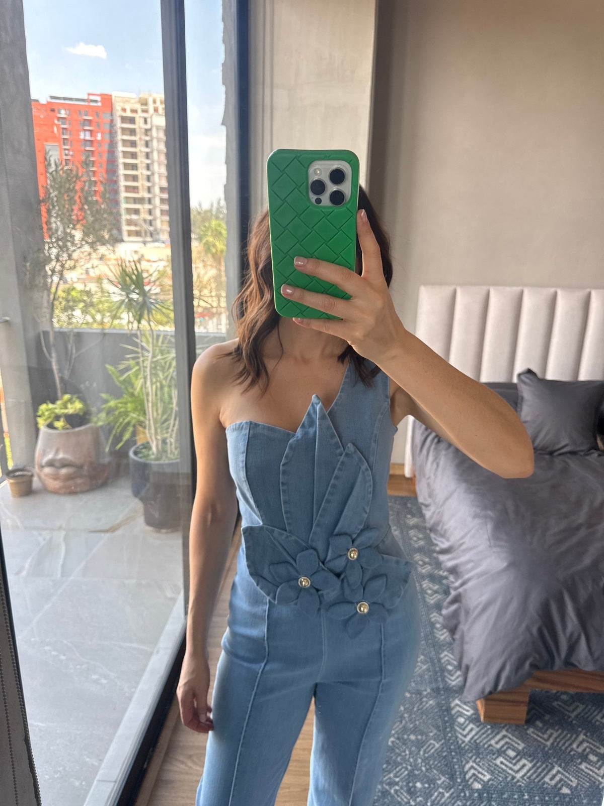 Jumpsuit one shoulder con detalle flores denim