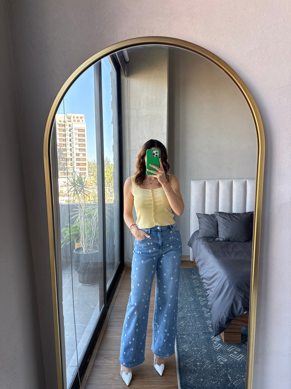 Jeans con bordado flor