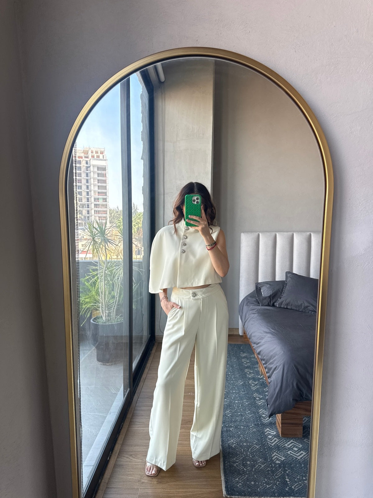 Set capa one shoulder y pantalón butter yellow