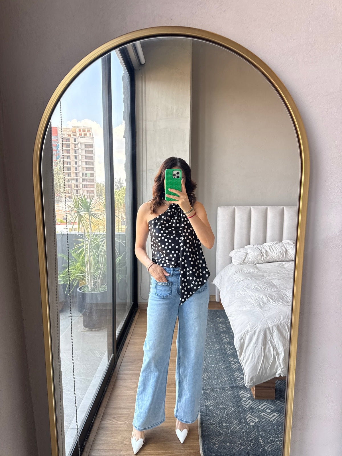 Blusa sin mangas lunares detalle cuello negra