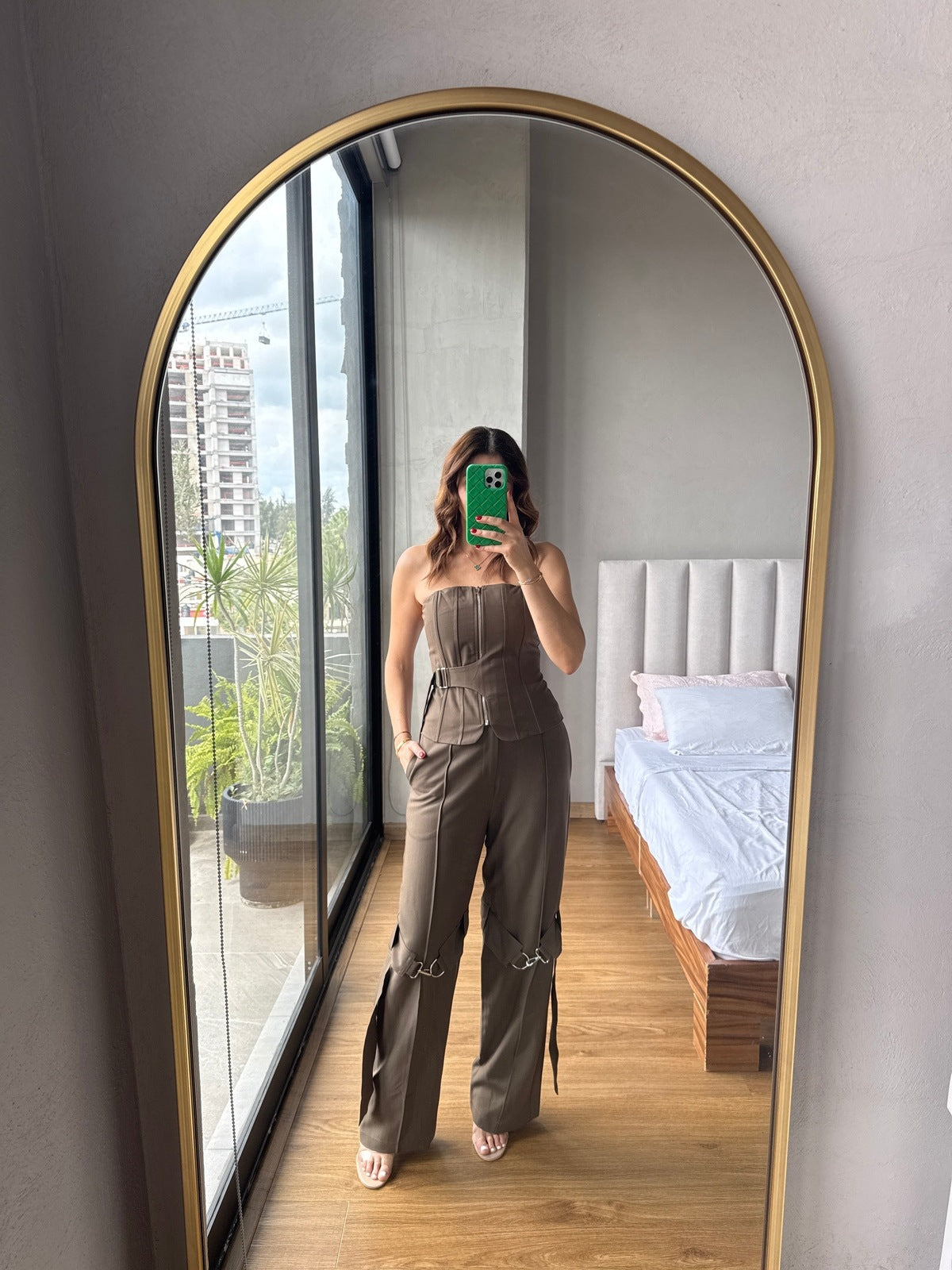 Set blusa strapless y pantalón cargo olivo