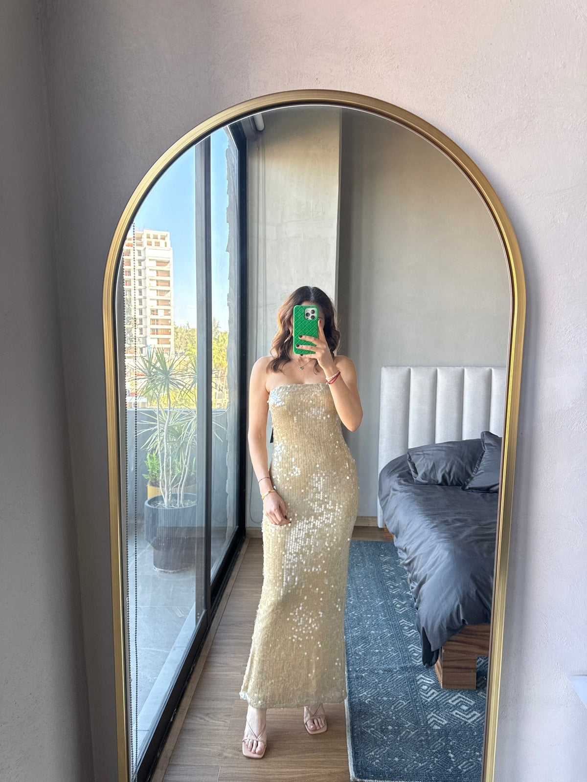 Vestido strapless dorado lentejuelas