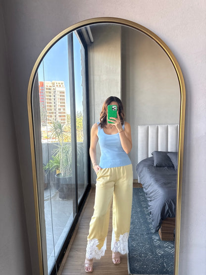 Pantalón satín con lace amarillo