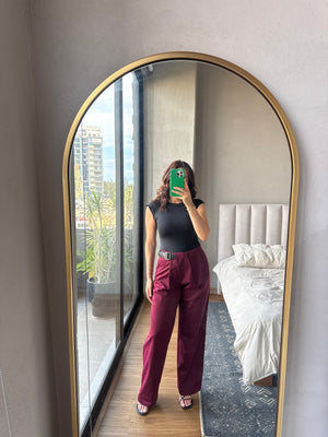 Pantalón con detalle hebilla tinto