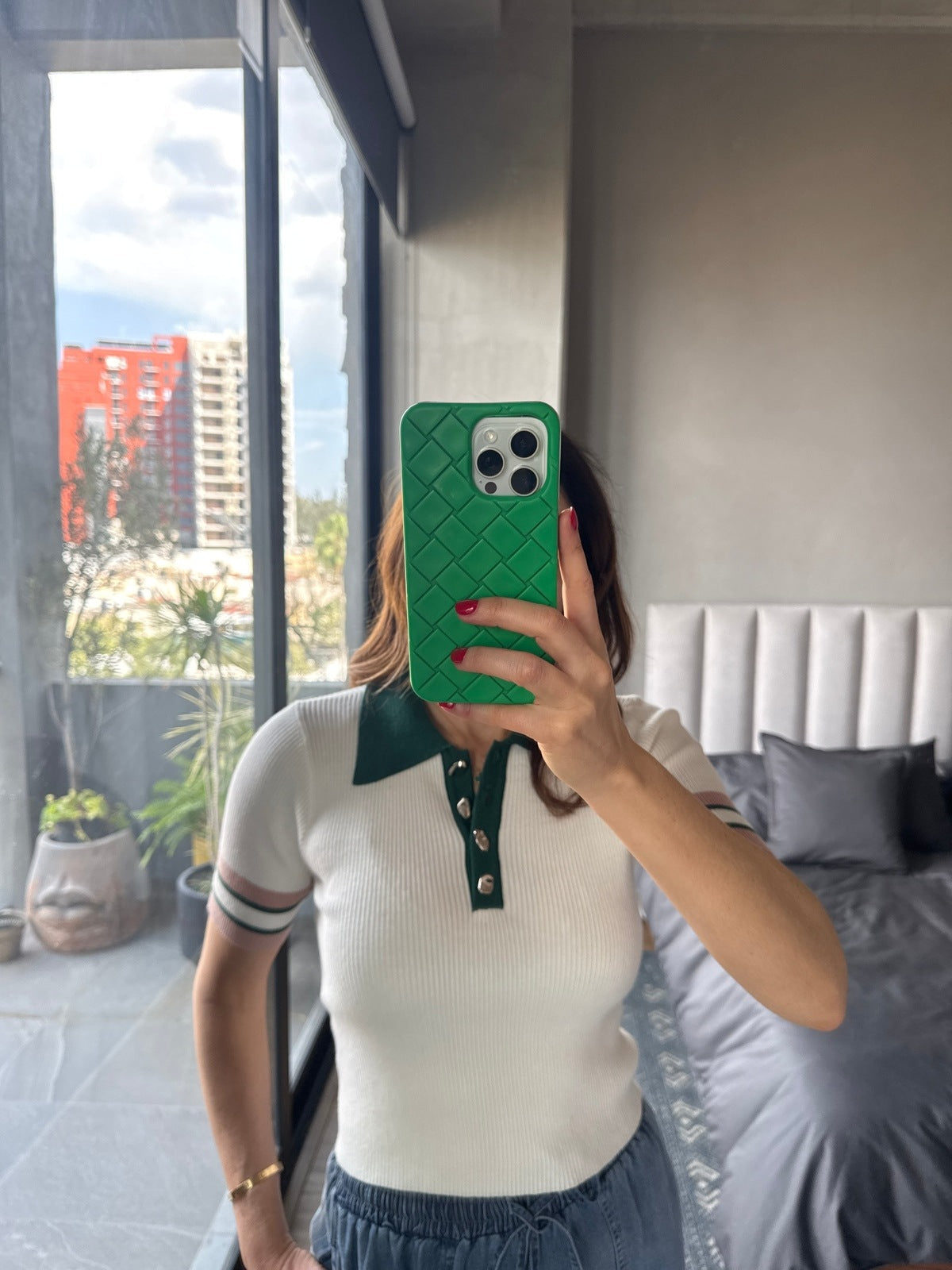 Polo tejida blanco con cuello verde