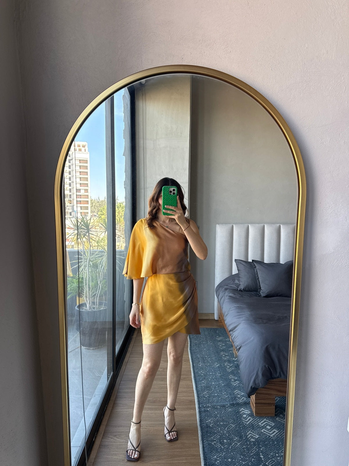 Vestido corto one shoulder tonos amarillos