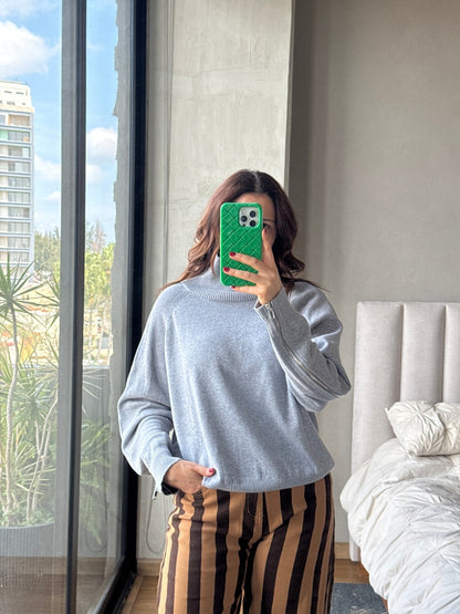 Sweater cuello cierres gris