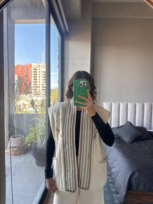 Chaleco beige bordado