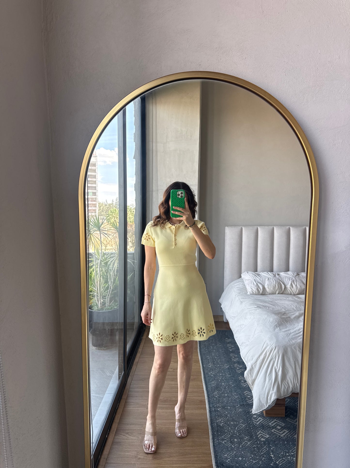 Vestido corto con detalle corte laser amarillo