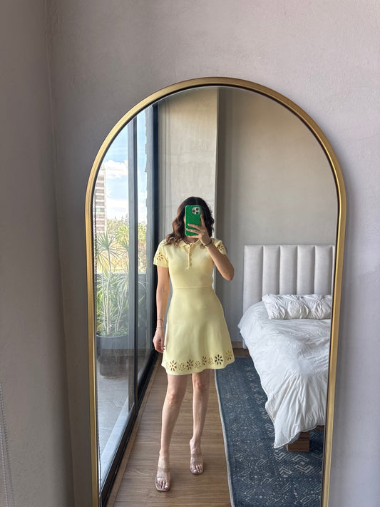 Vestido corto con detalle corte laser amarillo
