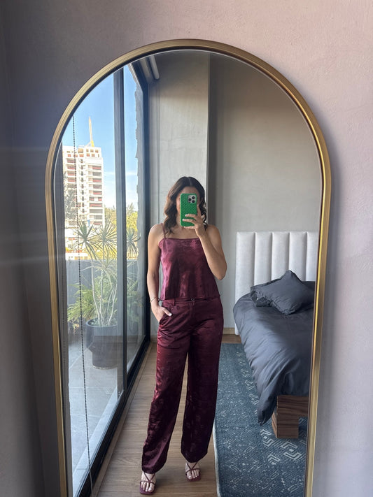 Set blusa tirantes y pantalón flores grabadas satín tinto