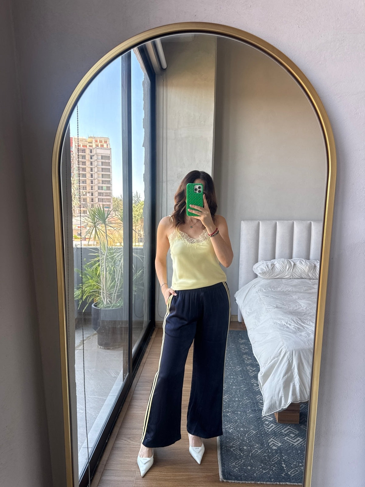 Track pants satín con linea navy