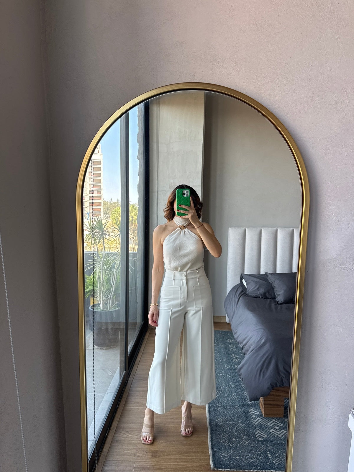 Blusa halter con detalle metal crema