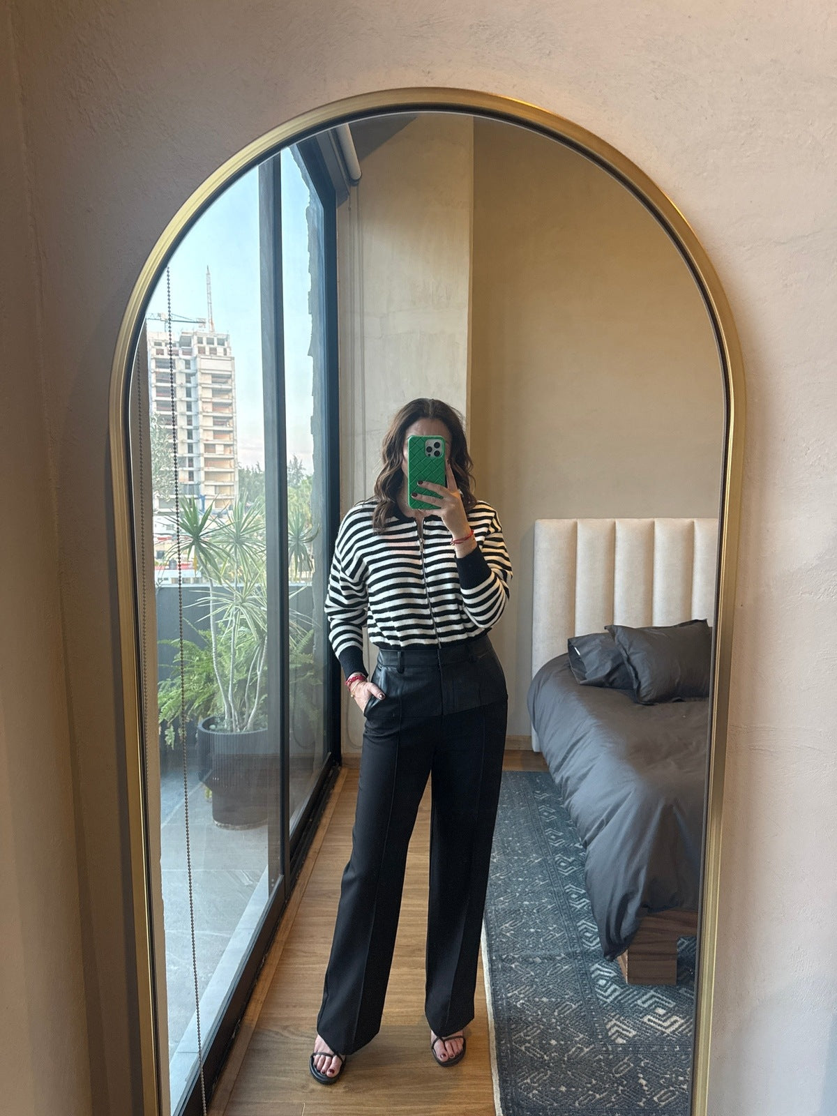 Pantalón negro detalle piel en cadera