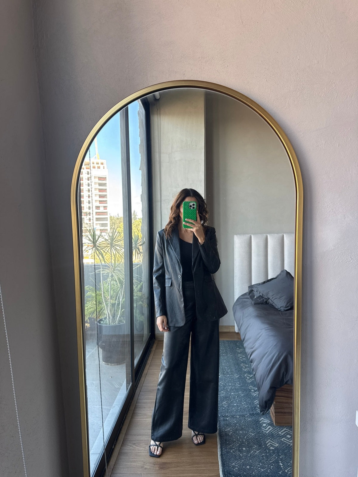 Set blazer y pantalón tipo piel negro