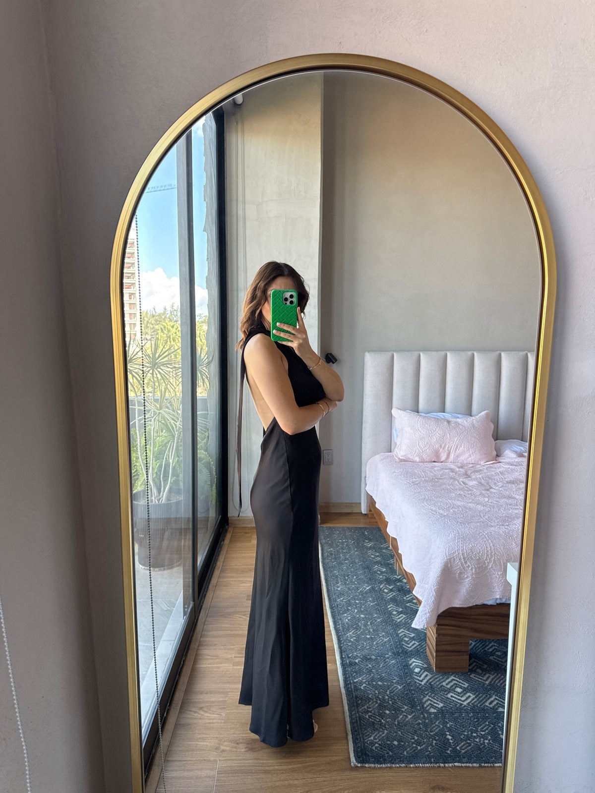 Vestido maxi halter negro satín