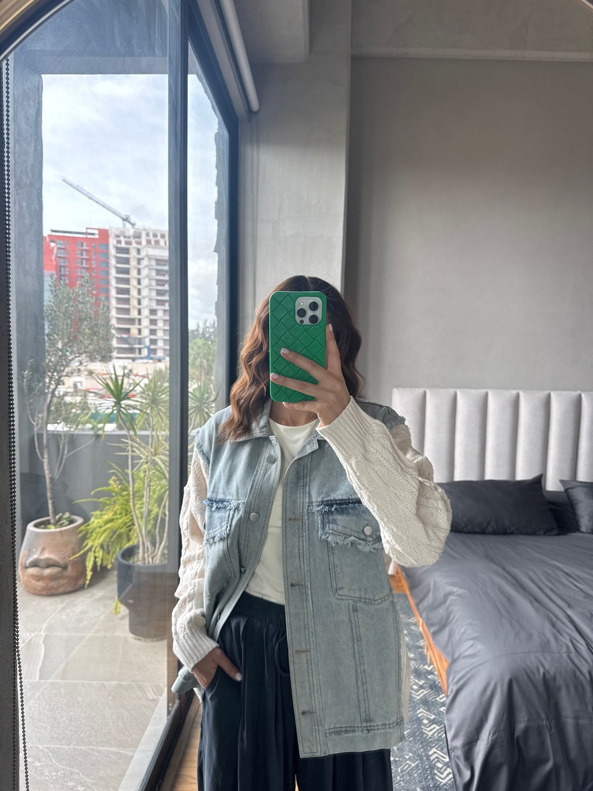 Chamarra denim con mangas tejidas