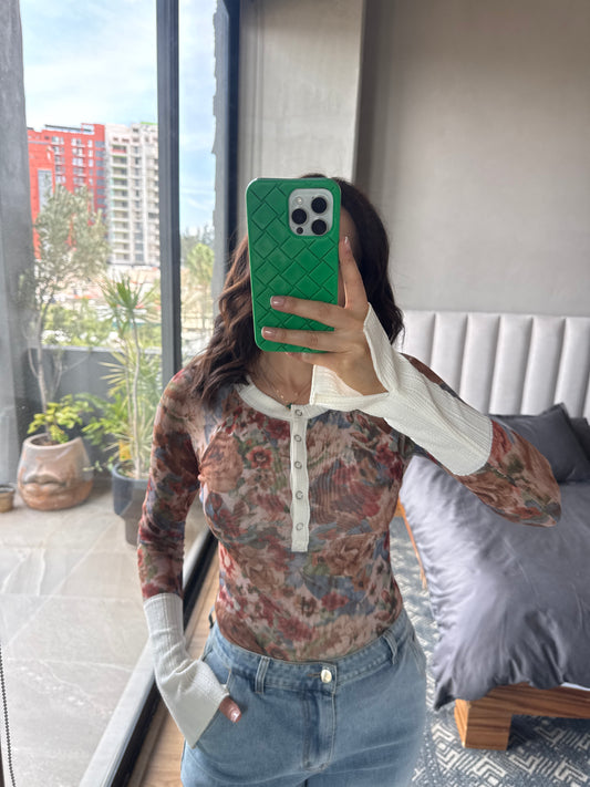 Blusa mesh flores detalle crema en puños