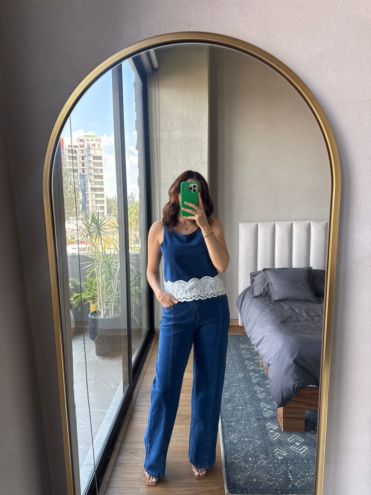 Set denim con detalle crochet en blusa