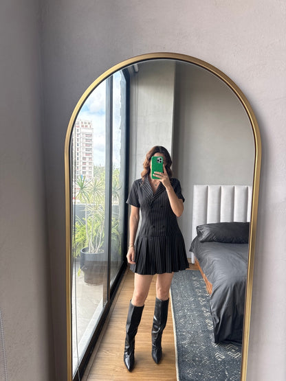 Vestido corto rayas gis falda plisada negro