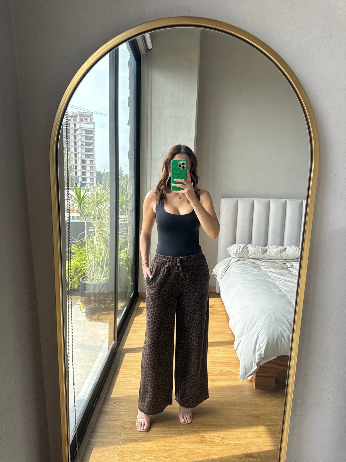 Pantalón con jareta y resorte en cintura animal print