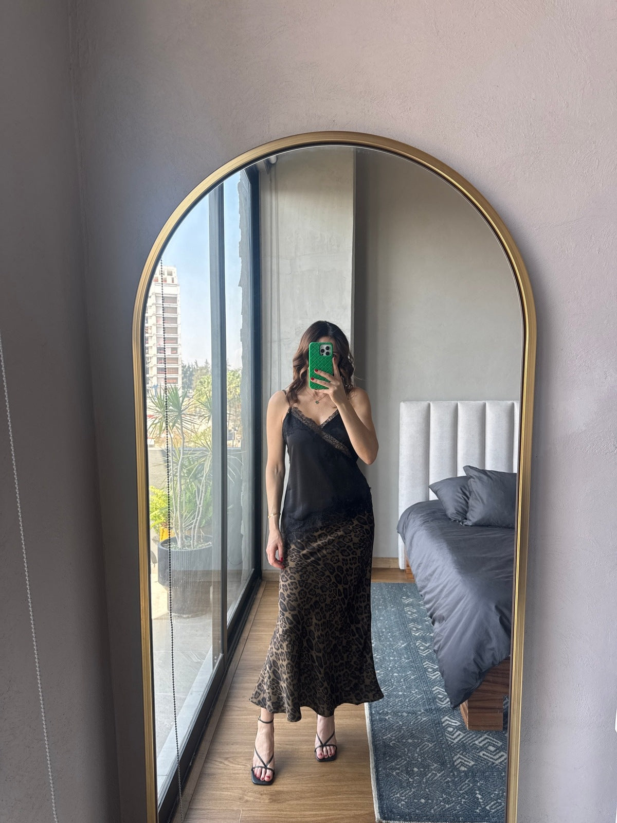 Blusa satín corta con lace negra