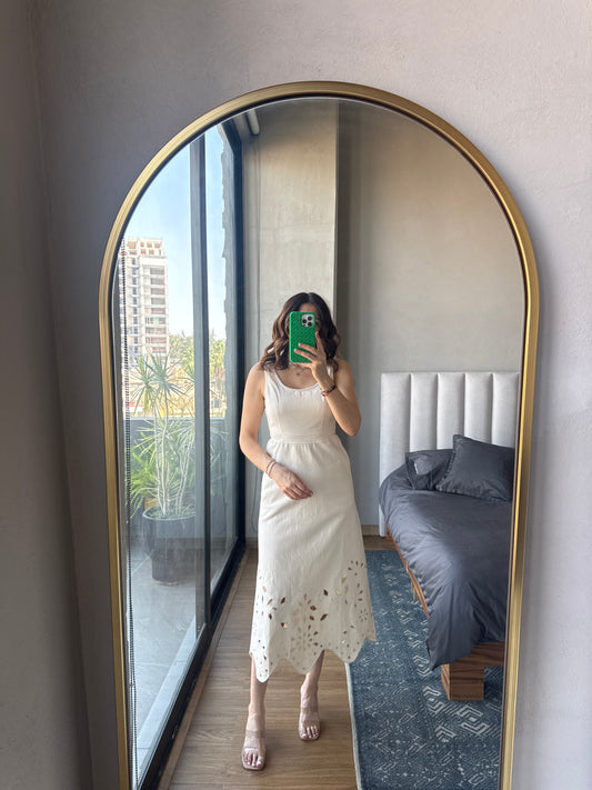 Vestido midi corte laser en falda color avena