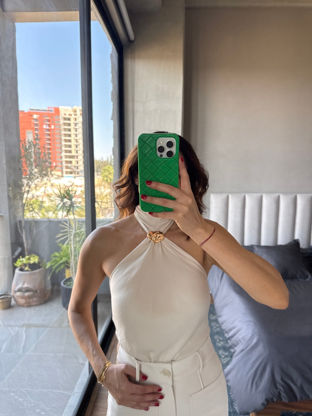 Blusa halter con detalle metal crema