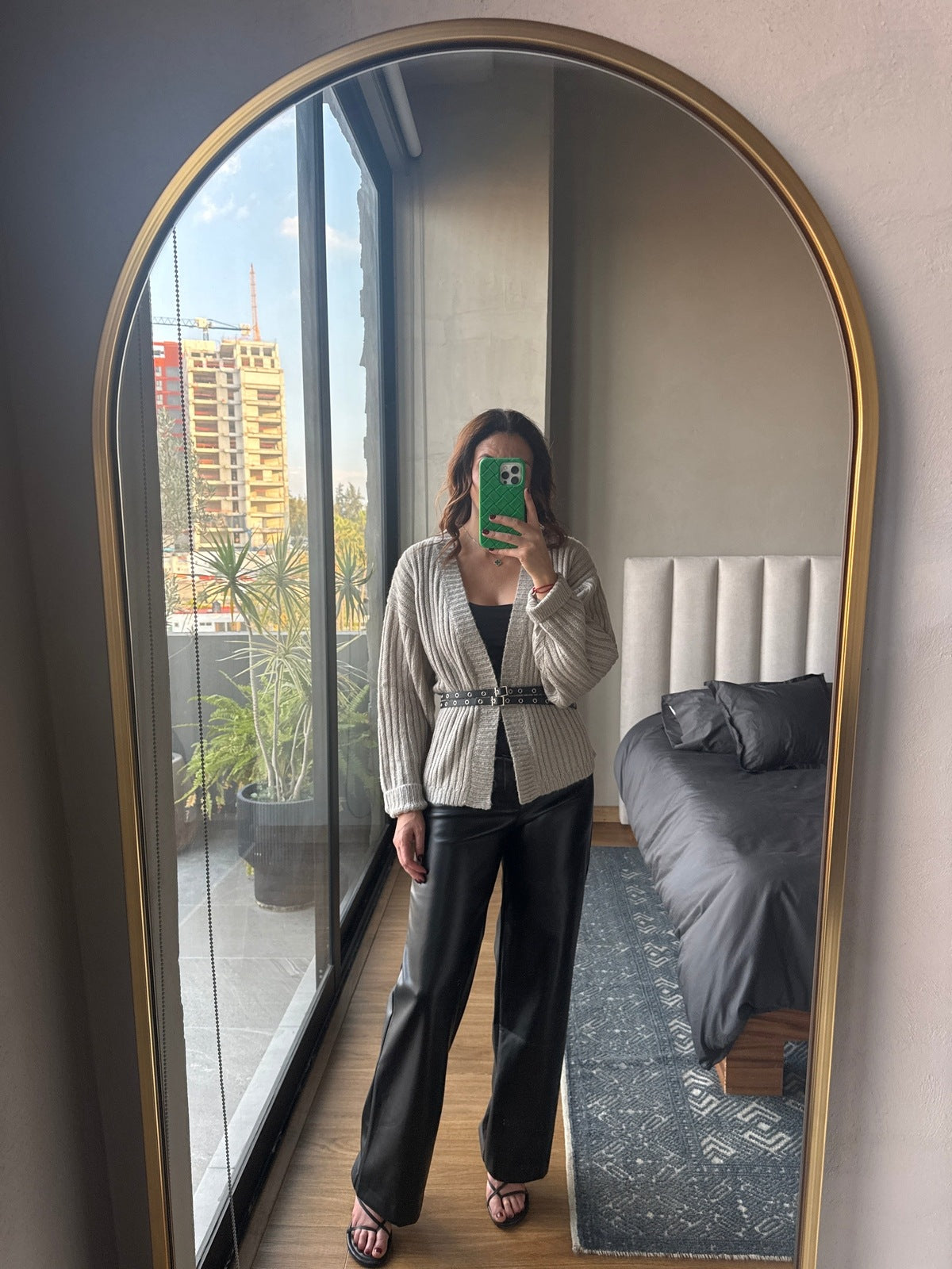 Pantalón tipo piel negro