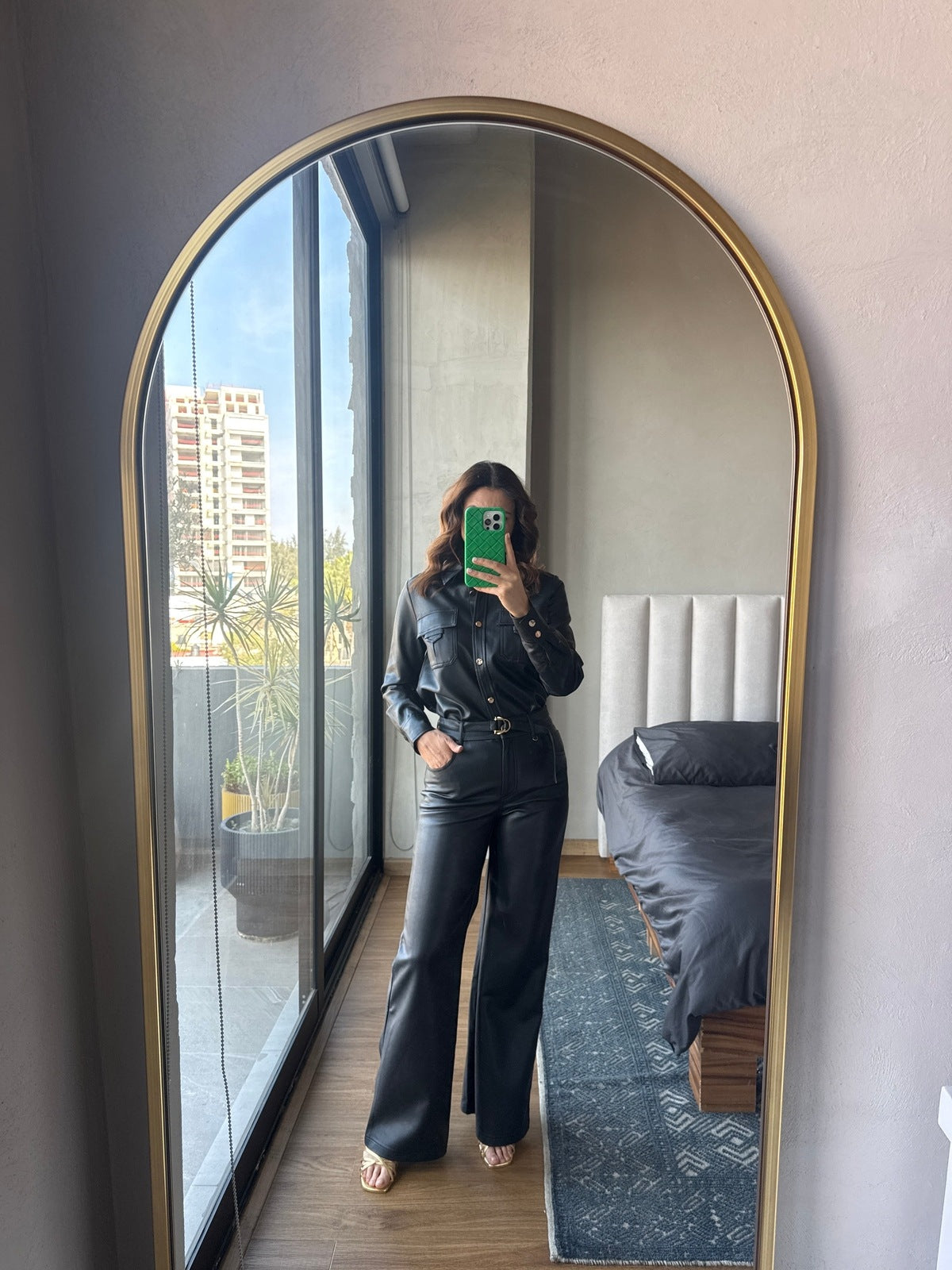 Set blusa y pantalón falre tipo piel negro