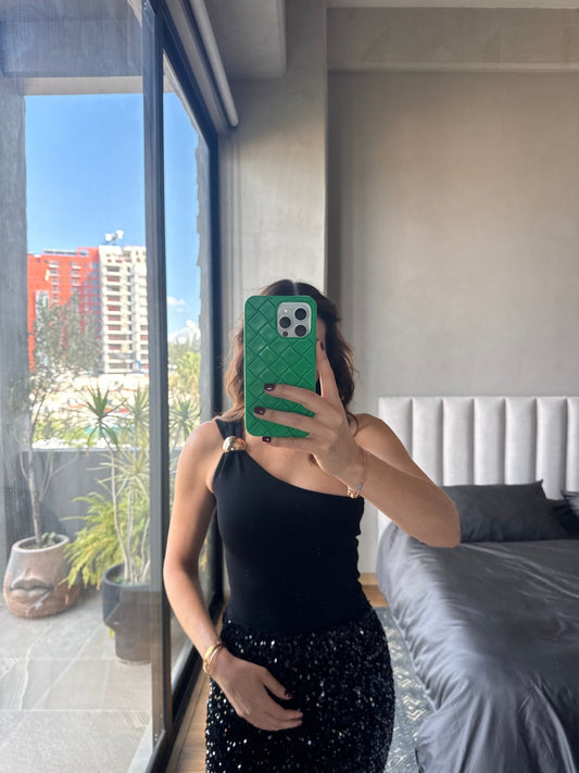 Blusa tejida one shoulder con detalle dorado