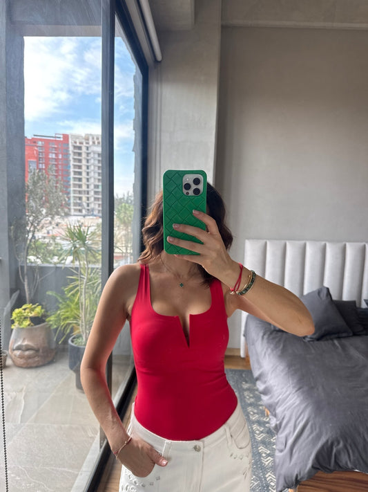 Body tirantes detalle V rojo
