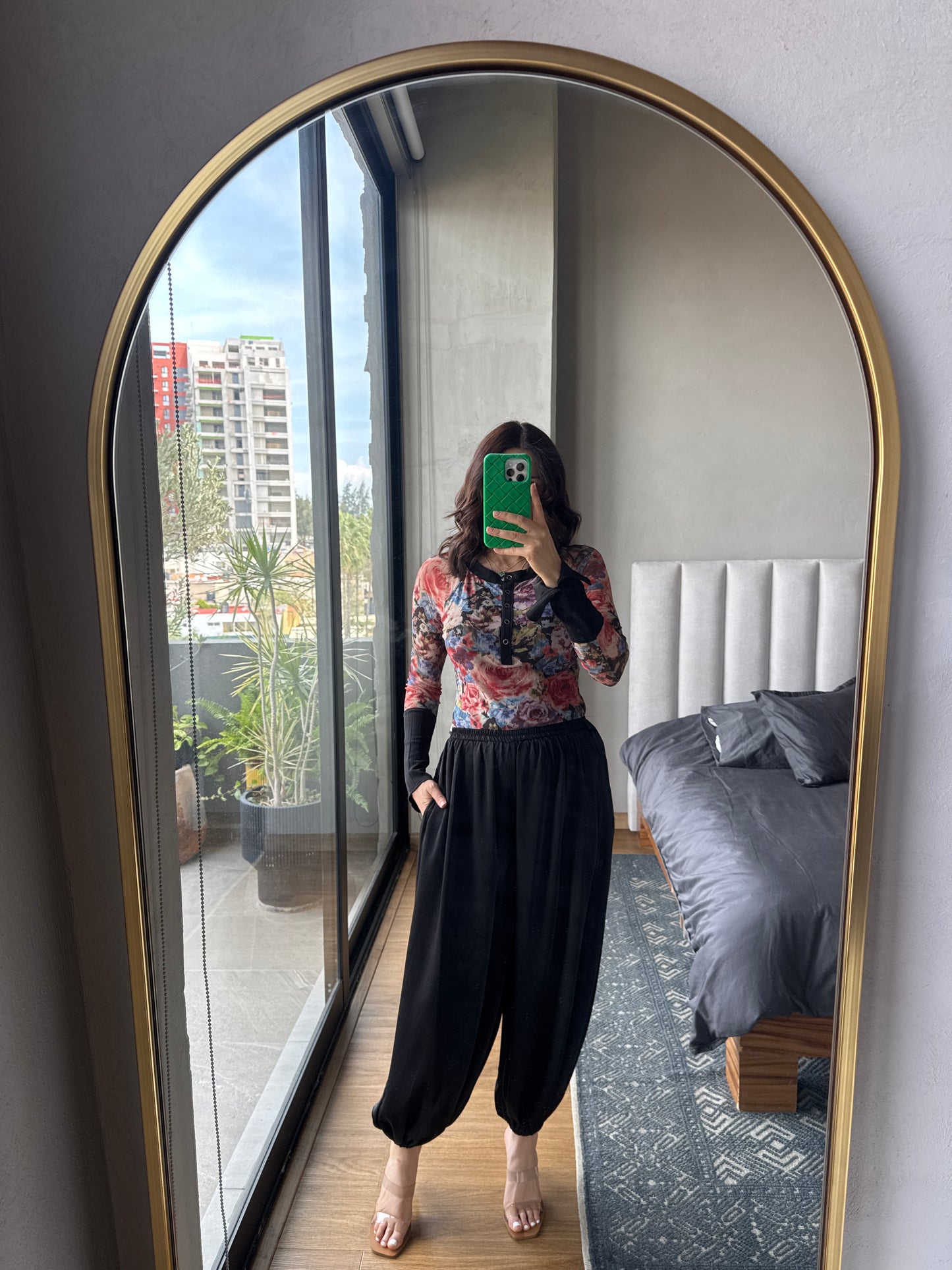 Blusa mesh flores detalle negro en puños