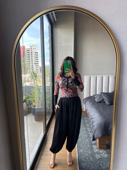 Blusa mesh flores detalle negro en puños