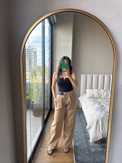 Pantalón con detalle hebilla khaki
