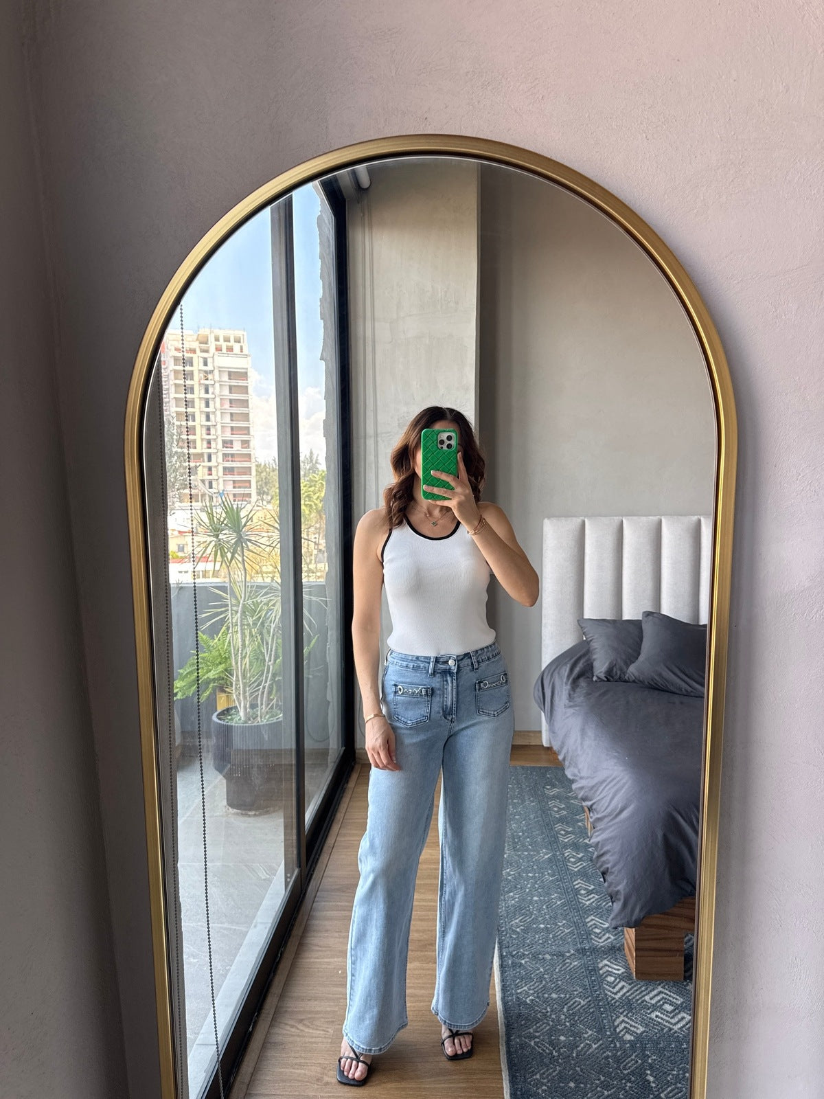 Tank top blanco con filo negro tejido
