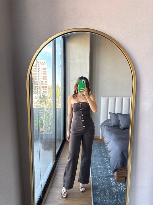 Set blusa strapless y jeans café