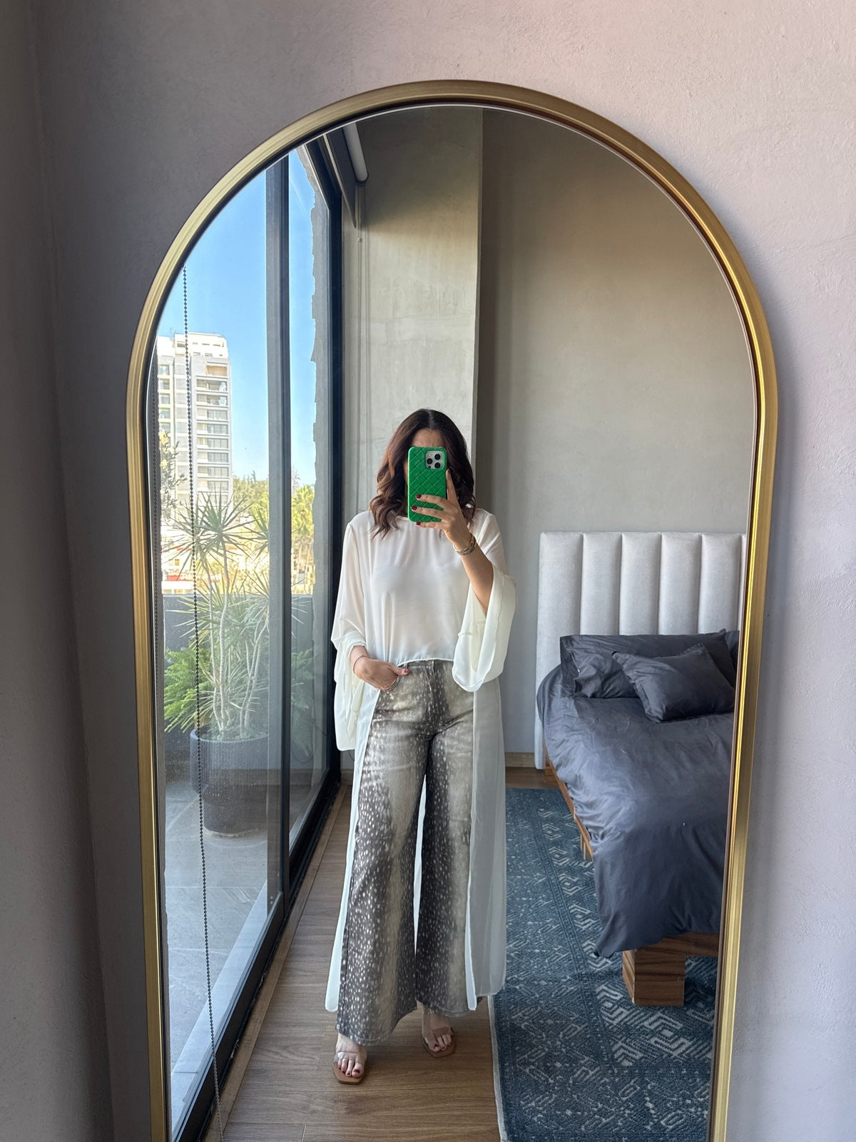 Blusa manga larga high low chifon crema
