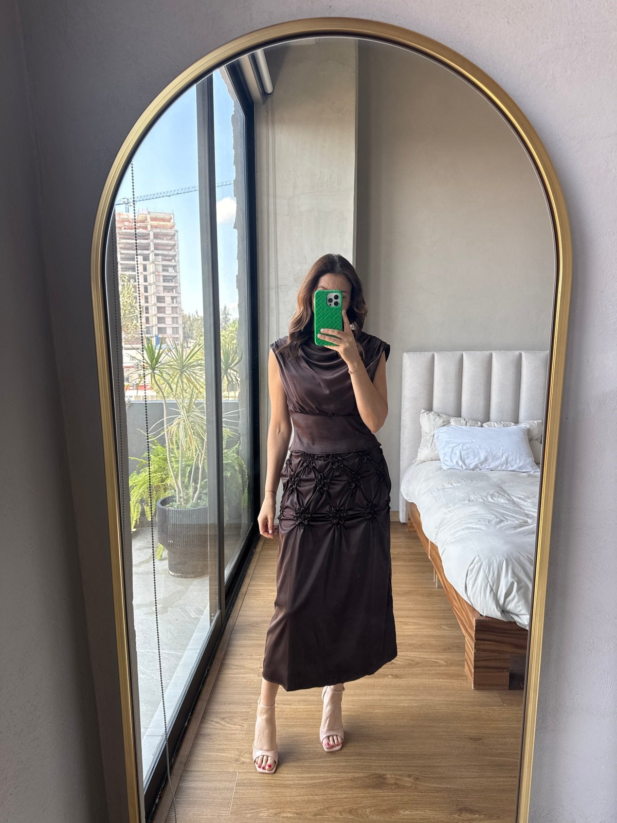 Set blusa y falda con detalle floral satín café