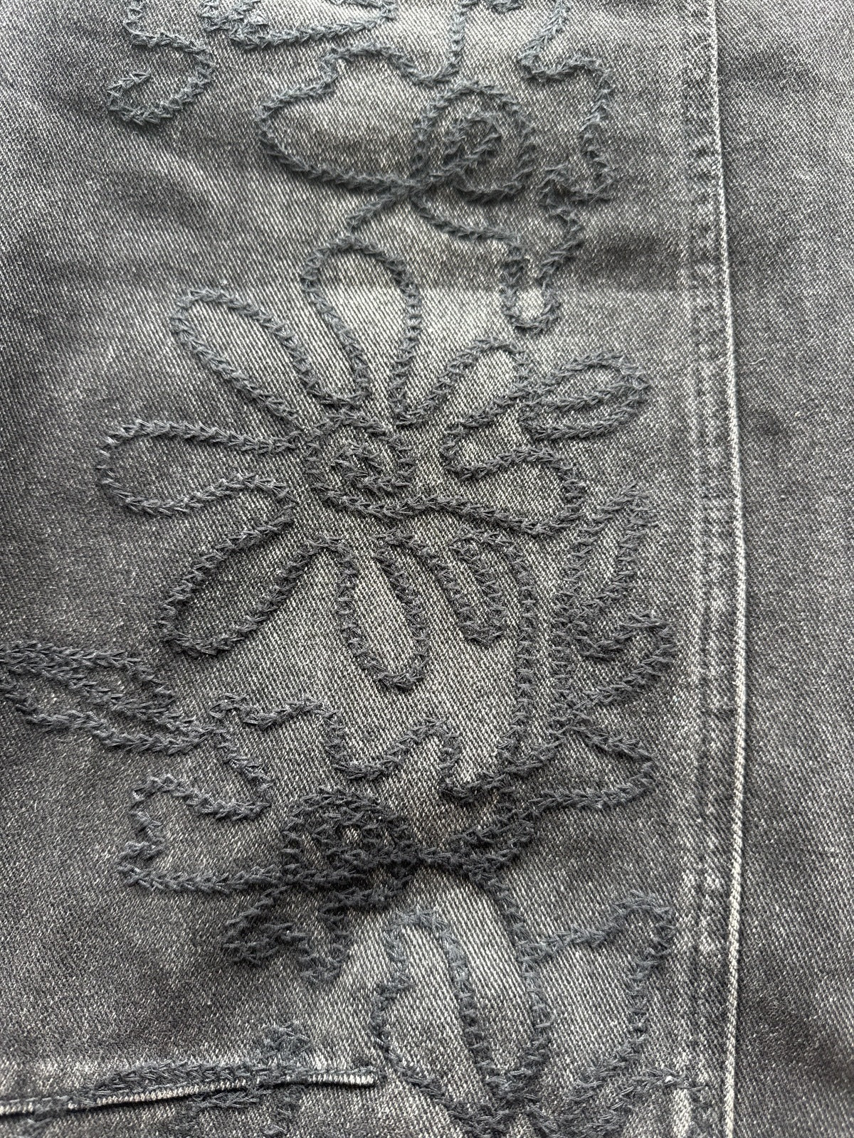 Jeans barrel con bordado gris