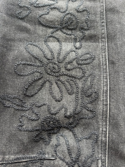 Jeans barrel con bordado gris