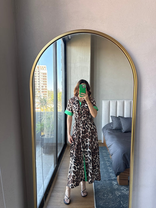 Vestido midi animal print con detalle en verde